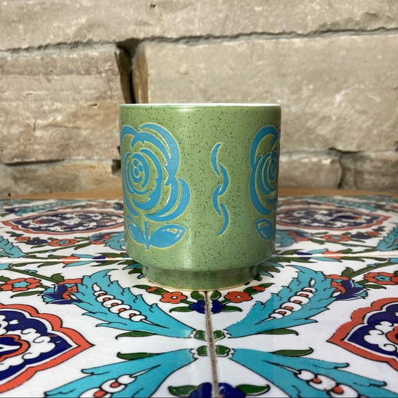 Green mug with blue flower outlines, and fancy swirl motifs - Picture 4 of 10